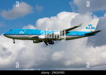 Niederländische KLM Boeing 747-400 mit Registrierung PH-BFR im Finale für den Flughafen Amsterdam Schiphol Stockfoto