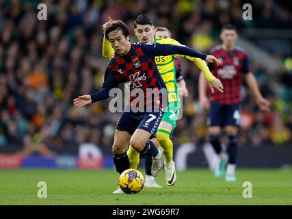 Tatsuhiro Sakamoto von Coventry City (links) und Borja Sainz von Norwich City kämpfen um den Ball während des Sky Bet Championship Matches in Carrow Road, Norwich. Bilddatum: Samstag, 3. Februar 2024. Stockfoto