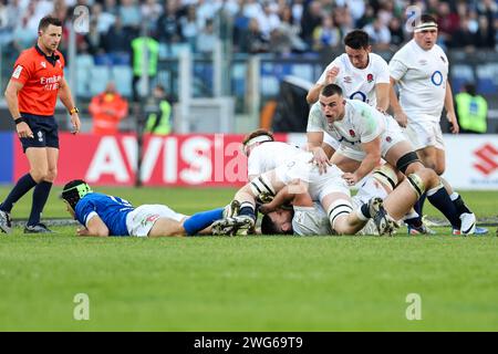 Rom, Italien. Februar 2024. England Ruck während des Spiels Italien gegen England, Rugby Six Nations in Rom, Italien, 3. Februar 2024 Credit: Independent Photo Agency/Alamy Live News Stockfoto