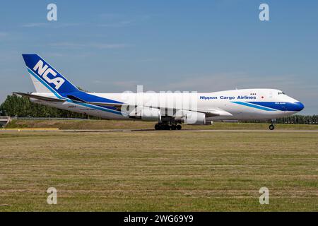 Japanische Nippon Cargo Airlines NCA Boeing 747-400F mit der Registrierung JA05KZ rollend auf dem Rollweg V des Amsterdamer Flughafens Schiphol Stockfoto