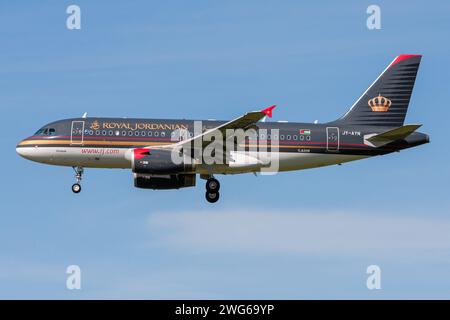 Royal Jordanian Airbus A319-100 mit Registrierung JY-AYN im Finale für Amsterdam Airport Schiphol Stockfoto