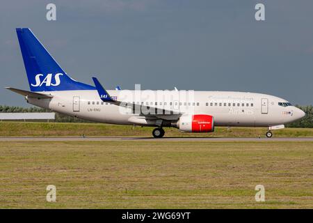 Scandinavian Airlines SAS Boeing 737-700 mit der Registrierung LN-RNU auf dem Rollweg V des Amsterdamer Flughafens Schiphol Stockfoto