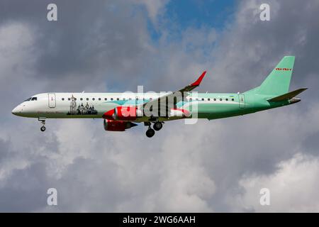 Ukrainische Windrose Airlines Embraer ERJ-195 mit Registrierung UR-WRG im Finale für Amsterdam Flughafen Schiphol Stockfoto