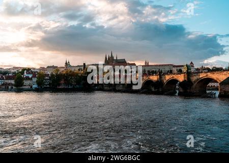 Goldene Stunde Glühen auf der Karlsbrücke und Prager Burg mit Blick auf die Moldau Stockfoto