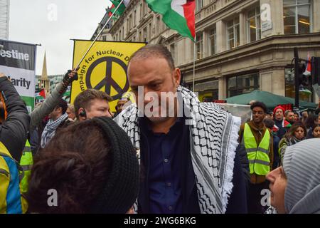 London, Großbritannien. Februar 2024. Husam Zomlot, Leiter der Palästinensischen Mission im Vereinigten Königreich, nimmt an dem Protest Teil. Zehntausende palästinensischer Demonstranten marschierten in Zentral-London und forderten einen Waffenstillstand, während der Krieg zwischen Israel und Hamas fortgesetzt wird. Quelle: Vuk Valcic/Alamy Live News Stockfoto