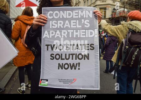 London, Großbritannien. Februar 2024. Demonstranten in der Regent Street. Zehntausende palästinensischer Demonstranten marschierten in Zentral-London und forderten einen Waffenstillstand, während der Krieg zwischen Israel und Hamas fortgesetzt wird. Quelle: Vuk Valcic/Alamy Live News Stockfoto