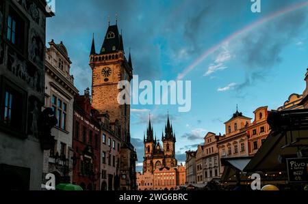 Regenbogen über dem Prager Altstädter Ring zur Goldenen Stunde Stockfoto