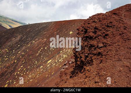 Die Mondschönheit, die die Gipfel des Ätna-Vulkans in Sizilien bieten Stockfoto