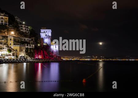 Nächtlicher Blick auf den Pier von Cetara, einem kleinen Küstendorf an der Amalfiküste Stockfoto