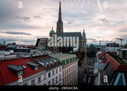 Vormittagsruhe im Wiener Hofburg mit luxuriöser Einkaufsstraße im Vordergrund Stockfoto