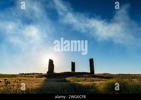 Silhouette der Ruinen der Türme der Burg Galvez in Toledo, Spanien, die seit dem 15. Jahrhundert aufgegeben wurde. Stockfoto