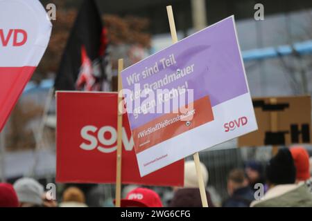 Berlin, Deutschland. Februar 2024. Berlin, Deutschland. Rechtsfeindliche Plakate in Berlin, auf denen heute Abend ein politischer Protest mit über 100.000 Teilnehmern stattfindet. Die Veranstaltung findet im Bundestag statt, wo im Bundesgebäude eine Menschenkette organisiert wird. Die Organisatoren von Hand in Hand - #WirSindDieBrandmauer nahmen die Veranstaltung als Symbol ihrer Unterstützung für demokratische Solidarität gegen rechte Entwicklungen in Deutschland auf. Liam Cleary / Alamy Live News Stockfoto