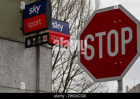 Stopp-Schild für Sky Sport Logo an Hausfassade 03.02.2024, Limburg: Symbolfoto, Illustrationsbild, Symbolbild, Illustrationsfoto Stopp-Schild für Sky Sport Logo an Hausfassade ein markantes Bild, das ein Stoppschild im Vordergrund zeigt, mit dem Logo von Sky Sport, das an einer Hausfassade zu sehen ist. Das Werbeschild symbolisiert das es sich um eine Sky Sports Bar handeln. Limburg Hessen Deutschland *** Stoppschild vor Sky Sport Logo an Hausfassade 03 02 2024, Limburg Symbol Foto, Illustrationsbild, Symbolbild, Illustrationsfoto Stoppschild vor Sky Sport Logo an Hausfassade A Stockfoto
