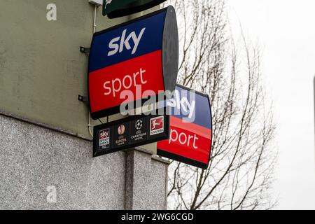 Stopp-Schild für Sky Sport Logo an Hausfassade 03.02.2024, Limburg: Symbolfoto, Illustrationsbild, Symbolbild, Illustrationsfoto Sky Sport Logo an Hausfassade ein markantes Bild, das ein Stoppschild im Vordergrund zeigt, mit dem Logo von Sky Sport, das an einer Hausfassade zu sehen ist. Das Werbeschild symbolisiert das es sich um eine Sky Sports Bar handeln. Limburg Hessen Deutschland *** Stoppschild vor Sky Sport Logo an Hausfassade 03 02 2024, Limburg Symbol Foto, Illustrationsbild, Symbolbild, Illustrationsfoto Sky Sport Logo an Hausfassade auffälliges Bild mit Stoppschild in t Stockfoto