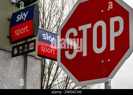 Stopp-Schild für Sky Sport Logo an Hausfassade 03.02.2024, Limburg: Symbolfoto, Illustrationsbild, Symbolbild, Illustrationsfoto Stopp-Schild für Sky Sport Logo an Hausfassade ein markantes Bild, das ein Stoppschild im Vordergrund zeigt, mit dem Logo von Sky Sport, das an einer Hausfassade zu sehen ist. Das Werbeschild symbolisiert das es sich um eine Sky Sports Bar handeln. Limburg Hessen Deutschland *** Stoppschild vor Sky Sport Logo an Hausfassade 03 02 2024, Limburg Symbol Foto, Illustrationsbild, Symbolbild, Illustrationsfoto Stoppschild vor Sky Sport Logo an Hausfassade A Stockfoto