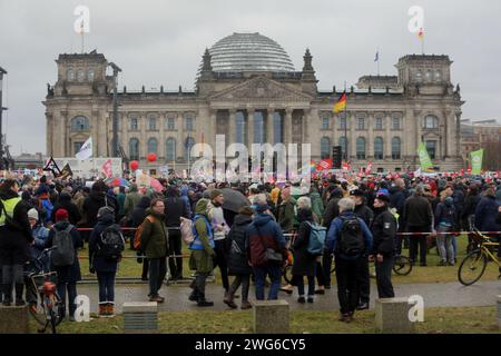 Berlin, Deutschland. Februar 2024. Berlin, Deutschland. Heute Nachmittag findet in Berlin ein politischer Protest statt, an dem über 100.000 Menschen teilnehmen. Die Veranstaltung findet im Bundestag statt, wo im Bundesgebäude eine Menschenkette organisiert wird. Die Organisatoren von Hand in Hand - #WirSindDieBrandmauer nahmen die Veranstaltung als Symbol ihrer Unterstützung für demokratische Solidarität gegen rechte Entwicklungen in Deutschland auf. Liam Cleary/Alamy Live News Stockfoto