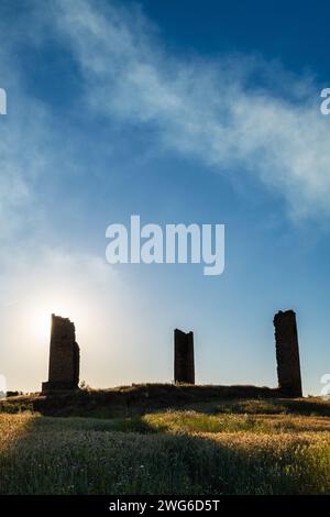 Silhouette der Ruinen der Türme der Burg Galvez in Toledo, Spanien, die seit dem 15. Jahrhundert aufgegeben wurde. Stockfoto