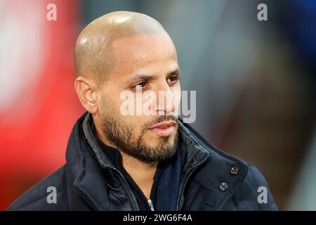 Enschede, Niederlande. Februar 2024. ENSCHEDE, NIEDERLANDE - 3. FEBRUAR: ESPN-Analist Karim El Ahmadi während des niederländischen Eredivisie-Spiels zwischen dem FC Twente und dem RKC Waalwijk am 3. Februar 2024 in de Grolsch Veste in Enschede, Niederlande. (Foto: Hans van der Valk/Orange Pictures) Credit: dpa/Alamy Live News Stockfoto