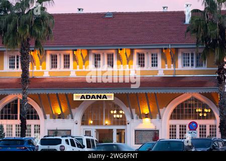 Adana, Turkiye - 25. Januar 2024: Außenansicht des Hauptbahnhofs von Adana, Turkiye. Stockfoto