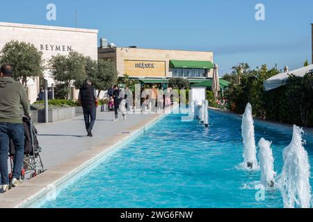 Mersin, Turkiye - 27. Januar 2024: Mersin Marina ist ein Yachthafen an der östlichen Mittelmeerküste in Mersin, Turkiye. Stockfoto