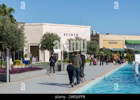 Mersin, Turkiye - 27. Januar 2024: Mersin Marina ist ein Yachthafen an der östlichen Mittelmeerküste in Mersin, Turkiye. Stockfoto