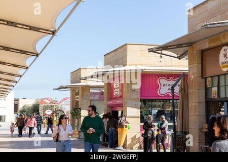 Mersin, Turkiye - 27. Januar 2024: Mersin Marina ist ein Yachthafen an der östlichen Mittelmeerküste in Mersin, Turkiye. Stockfoto