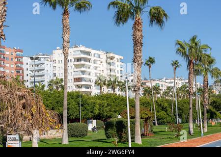 Mersin, Turkiye - 27. Januar 2024: Blick von der Küste der Stadt Mersin an der östlichen Mittelmeerküste von Turkiye. Stockfoto