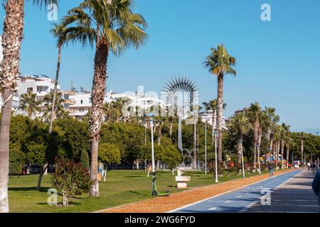 Mersin, Turkiye - 27. Januar 2024: Blick von der Küste der Stadt Mersin an der östlichen Mittelmeerküste von Turkiye. Stockfoto