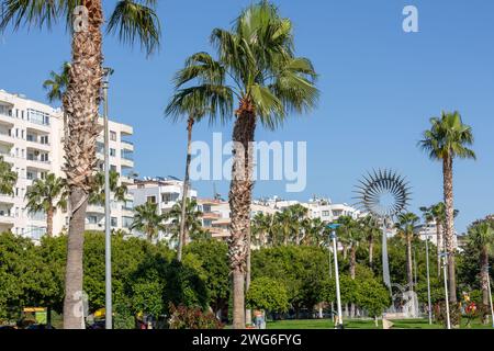 Mersin, Turkiye - 27. Januar 2024: Blick von der Küste der Stadt Mersin an der östlichen Mittelmeerküste von Turkiye. Stockfoto