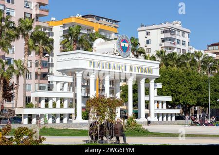 Mersin, Turkiye - 27. Januar 2024: Fenerbahce Square an der Küste von Mersin City, östliche Mittelmeerküste von Turkiye. Stockfoto