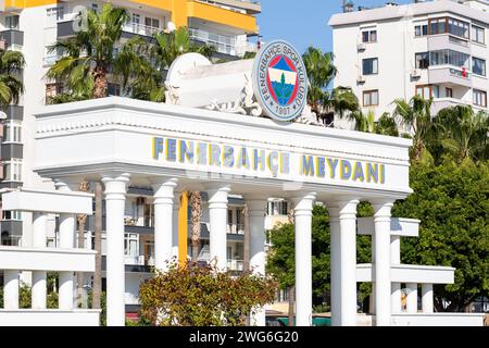 Mersin, Turkiye - 27. Januar 2024: Fenerbahce Square an der Küste von Mersin City, östliche Mittelmeerküste von Turkiye. Stockfoto