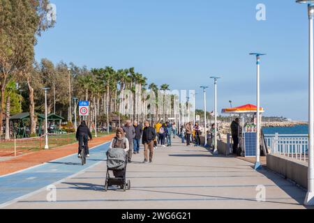 Mersin, Turkiye - 27. Januar 2024: Blick von der Küste der Stadt Mersin an der östlichen Mittelmeerküste von Turkiye. Stockfoto