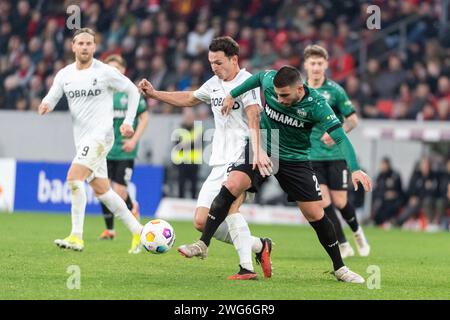 Freiburg, Deutschland. Februar 2024. v. li. im Zweikampf Nicolas Hoefler (SC Freiburg, #27), Deniz Undav (VfB Stuttgart #26) SC Freiburg vs. VfB Stuttgart, Fussball, Herren, 1. Bundesliga, 20. Spieltag, Saison 23/24, GER, 03.02.2024, DFL/DFB-VORSCHRIFTEN VERBIETEN JEDE VERWENDUNG VON FOTOGRAFIEN ALS BILDSEQUENZEN UND/ODER QUASI-VIDEO, Foto: Eibner-Pressefoto/Wolfgang Frank Credit: dpa/Alamy Live News Stockfoto