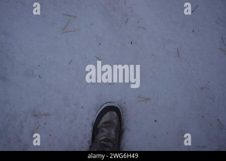 Warme Winterstiefel für Damen auf weißem Schnee. Stockfoto