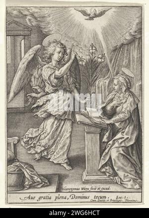 Annunciatie, Hieronymus Wierix, 1563 – vor 1619 Druck kniet Maria auf ihrem Schreibtisch. Sie wird von dem Engel Gabriël besucht. Er sagt ihr, dass sie einen Sohn gebären wird, der Christus genannt wird. Über ihnen die Taube als Symbol des Heiligen Geistes. Am Rande ein Bibelzitat von Luc. 1 auf Lateinisch. Antwerpener Papier mit der Verkündigung: Maria, die normalerweise liest, wird vom Engel besucht (manchmal hört eine Frau das Gespräch) Stockfoto