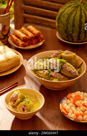 Eine Schüssel mit Schweinefleisch gefüllte Bittermelonensuppe, ein Gericht mit eingelegtem kleinen Lauch Wassermelone und Wassermelone. Tet-Urlaubskonzept Stockfoto