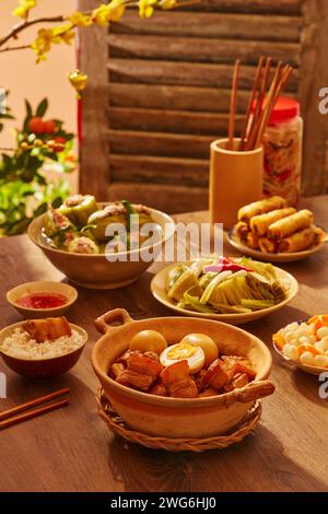 Traditionelle vietnamesische Mahlzeit mit Schweinefleisch gefüllte Bittermelonensuppe, Frühlingsbrötchen und karamelisiertem Schweinefleisch und Eiern Stockfoto