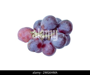 Der Blick von oben auf kleine rote Traubenfrüchte ist isoliert auf weißem Hintergrund mit Schnittpfad. Stockfoto