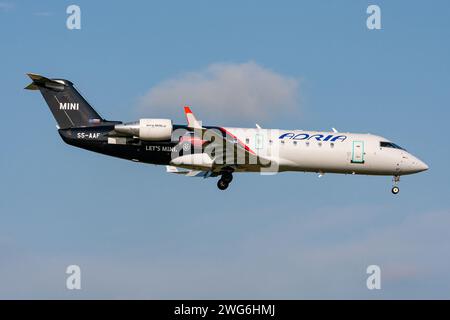 Slovenian Adria Airways Bombardier CRJ200 mit Registrierung S5-AAF in spezieller Mini-Lackierung im Finale für Amsterdam Airport Schiphol Stockfoto