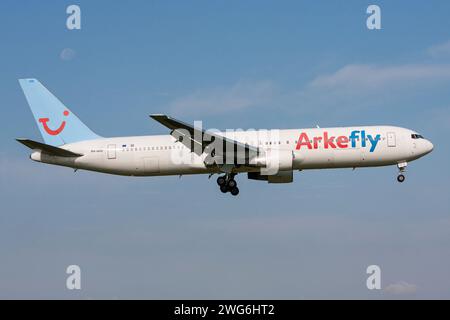 Holländische Arkefly Boeing 767-300 mit Registrierung PH-AHX im Finale für Amsterdam Airport Schiphol Stockfoto