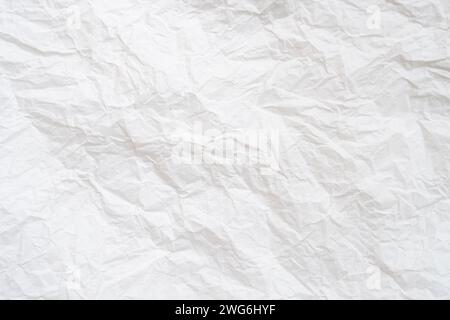 Zerknittertes oder zerknittertes weißes Schablonenpapier wird für zerknittertes Papier im Hintergrund verwendet. Stockfoto