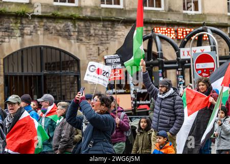 Royal Mile, Edinburgh, Schottland, Großbritannien, 3. Februar 2024. Pro-palästinensischer Marsch: Hunderte von Menschen marschieren in einer Demonstration gegen Israel, die von der schottischen Solidaritätskampagne für Palästina organisiert wird. Quelle: Sally Anderson/Alamy Live News Stockfoto