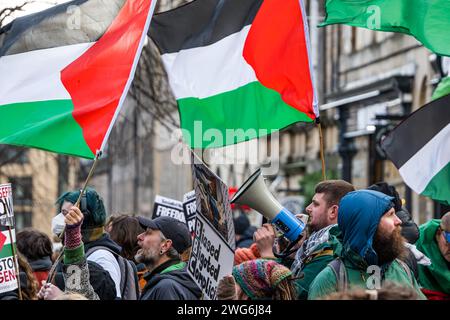 Royal Mile, Edinburgh, Schottland, Großbritannien, 3. Februar 2024. Pro-palästinensischer Marsch: Hunderte von Menschen marschieren in einer Demonstration gegen Israel, die von der schottischen Solidaritätskampagne für Palästina organisiert wird. Quelle: Sally Anderson/Alamy Live News Stockfoto