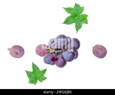 Der Satz von oben mit einem kleinen Bündel frischer roter Trauben mit halben und grünen Blättern ist auf weißem Hintergrund mit Schnittpfad isoliert. Stockfoto
