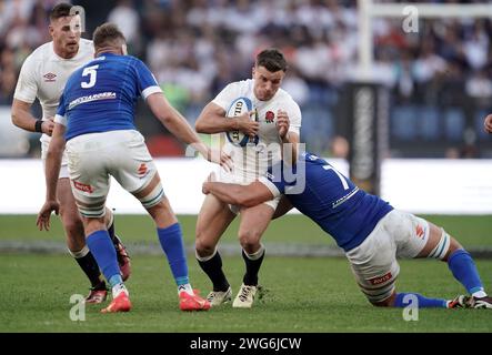 Der Engländer George Ford wird vom Italiener Michele Lamaro beim Guinness Six Nations Spiel im Stadio Olimpico in Rom angegriffen. Bilddatum: Samstag, 3. Februar 2024. Stockfoto