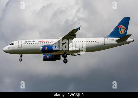 Egypt Air Airbus A320-200 mit Registrierung SU-GBF im Finale für Amsterdam Airport Schiphol Stockfoto