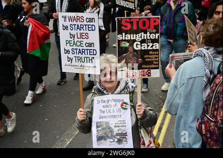 Oxford Street, London, Großbritannien. Februar 2024. Israel hat bei seinem brutalen Angriff auf Gaza über 25.000 Palästinenser getötet, und Tausende weitere befinden sich unter den Trümmern. Hunderttausende von Demonstranten fordern sofort einen Waffenstillstand. Die USA, Großbritannien, Japan und die NATO sind Mitschuld am Völkermord in Gaza, unterstützen Israel und liefern Waffen an Israel. Quelle: Siehe Li/Picture Capital/Alamy Live News Stockfoto