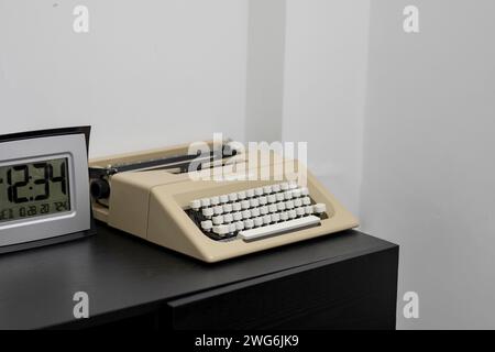 Eine manuelle Schreibmaschine auf einem Schreibtisch Stockfoto