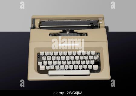 Vorderansicht einer manuellen Schreibmaschine auf einem schwarzen Holztisch Stockfoto