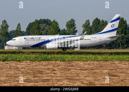 Israelische El Al Boeing 737-800 mit der Registrierung 4X-EKH rollend auf dem Rollweg V des Amsterdamer Flughafens Schiphol Stockfoto